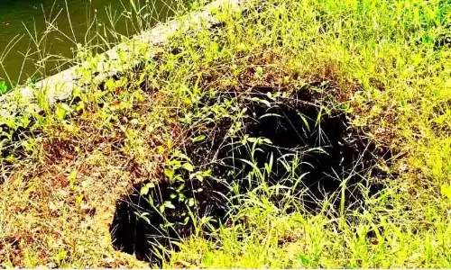 मोनोडी में नहर बंडल क्रेटर; स्थानीय लोग डरे हुए