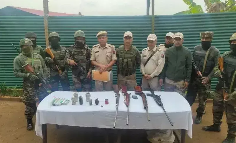 Manipur: सुरक्षा बलों ने जंगल में हथियारों का जखीरा जब्त किया