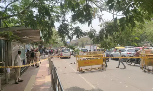 10 राउंड फायरिंग...मेट्रो स्टेशन के पास कार सवार पर फायरिंग, इलाके में हड़कंप