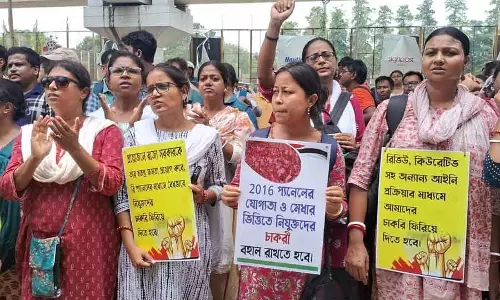 Bengal: पुनर्परीक्षा आदेश के विरोध में बर्खास्त शिक्षकों ने विकास भवन के बाहर पुलिस से हाथापाई की Bengal: पुनर्परीक्षा आदेश के विरोध में बर्खास्त शिक्षकों ने विकास भवन के बाहर पुलिस से हाथापाई की