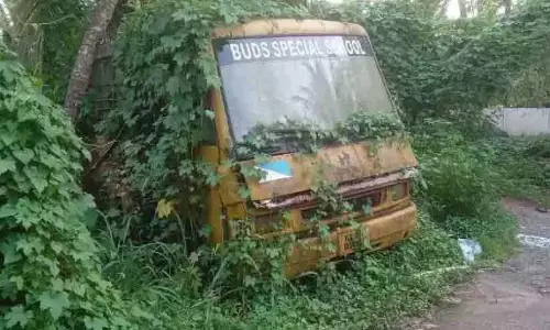 Kerala : स्कूल बस जंग खाकर टूट गई