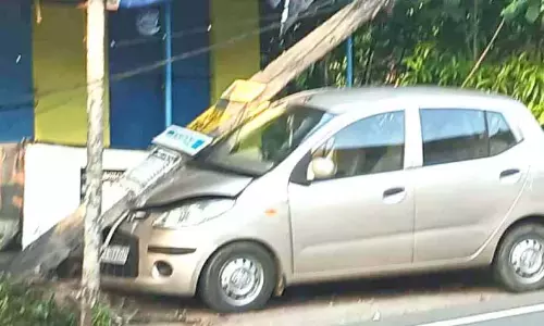 Kerala : कार बिजली के खंभे से टकराई