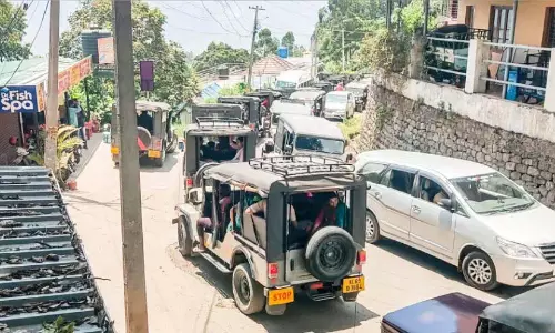 गर्मियों की छुट्टियां खत्म होने के साथ ही पर्यटक कंथल्लूर की ओर उमड़ पड़ते