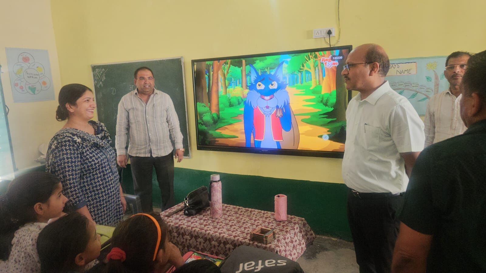Muzaffarnagar: सरकारी स्कूल में स्मार्ट क्लास देखकर डीएम उमेश मिश्रा पुरकाजी के हुए खुश