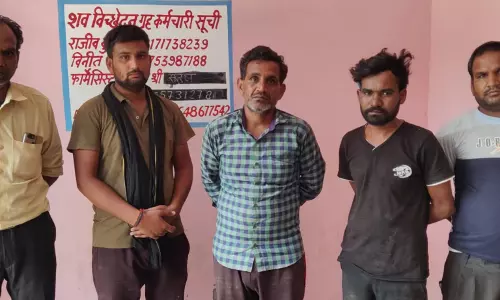 Farrukhabad: पैर फिसलने से तालाब में डूबा मजदूर, हुई मौत Farrukhabad: पैर फिसलने से तालाब में डूबा मजदूर, हुई मौत