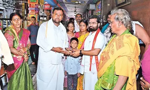 Indrakiladri : देवी दुर्गा को माचिस के आकार की रेशमी साड़ी भेंट की Indrakiladri : देवी दुर्गा को माचिस के आकार की रेशमी साड़ी भेंट की