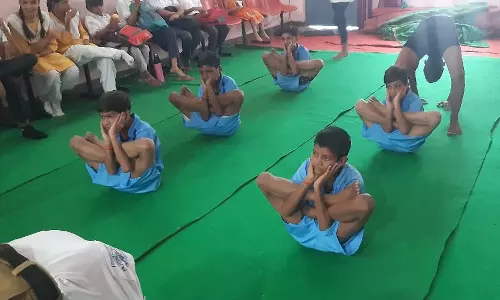 Farrukhabad: जिला स्तरीय योगासन प्रतियोगिता में कई विद्यालयों के विद्यार्थियों ने लिया भाग