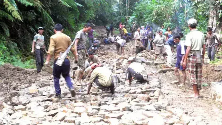 Nagaland :  मोन गांव में सामुदायिक प्रयास से सड़क का नवीनीकरण