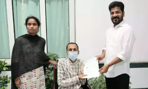 Telangana: सीएम रेवंत ने कैंसर रोगियों को वित्तीय सहायता दी