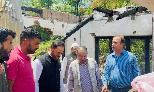 कांग्रेस नेता विकार रसूल वानी ने Uri में सीमा पार से गोलाबारी प्रभावित इलाकों का दौरा किया कांग्रेस नेता विकार रसूल वानी ने Uri में सीमा पार से गोलाबारी प्रभावित इलाकों का दौरा किया