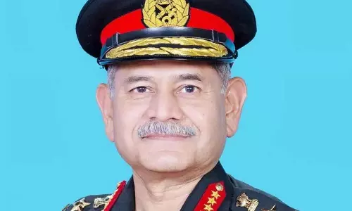 सेना प्रमुख ने Kashmir में अग्रिम चौकियों का दौरा किया