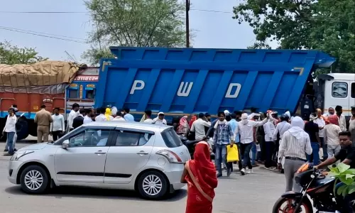 Robertsganj में ट्रक की चपेट में आए दंपती, मौके पर हंगामा Robertsganj में ट्रक की चपेट में आए दंपती, मौके पर हंगामा