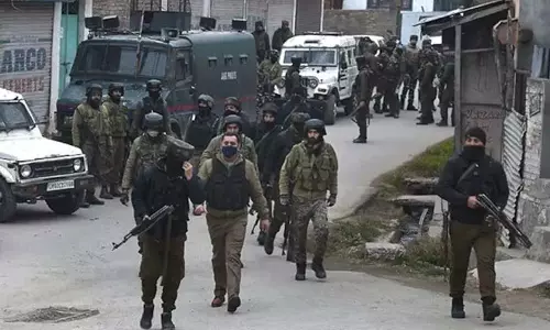 J&K के त्राल में चल रहे ऑपरेशन में एक आतंकवादी मारा गया J&K के त्राल में चल रहे ऑपरेशन में एक आतंकवादी मारा गया