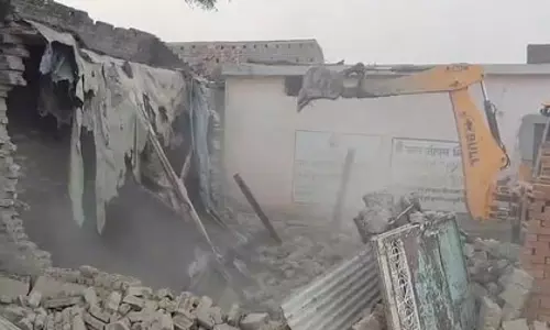 भाजपा नेता हत्याकांड मामले में प्रशासन की कार्रवाई, आरोपियों के अवैध कब्जे पर चला बुलडोजर भाजपा नेता हत्याकांड मामले में प्रशासन की कार्रवाई, आरोपियों के अवैध कब्जे पर चला बुलडोजर