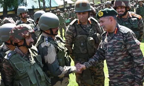 सेना प्रमुख ने Baramulla में अग्रिम ठिकानों का दौरा किया