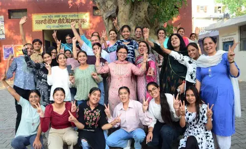 माधवी, साक्षी PSEB बारहवीं कक्षा की टॉपर
