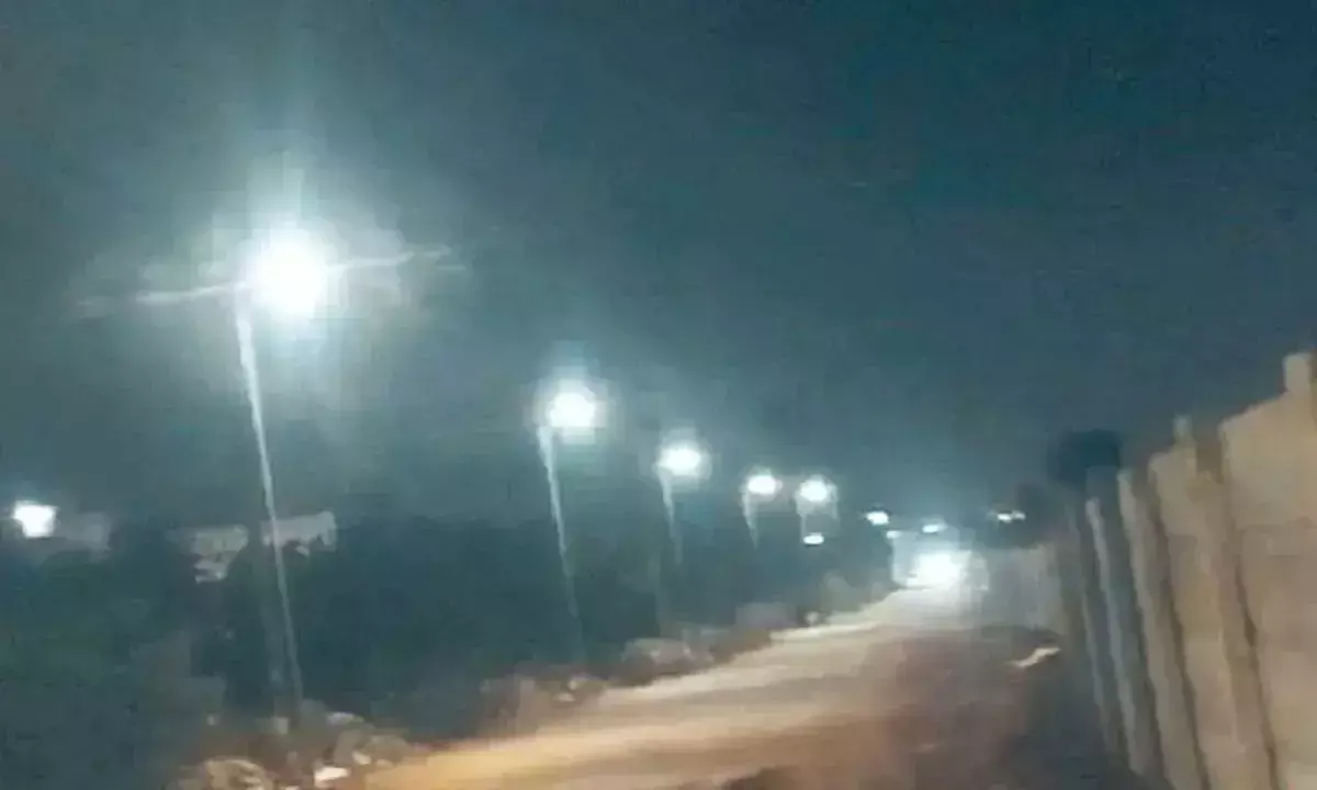 Andhra: दुव्वाडा रेलवे स्टेशन पर सौर ऊर्जा से संचालित स्ट्रीट लाइटें Andhra: दुव्वाडा रेलवे स्टेशन पर सौर ऊर्जा से संचालित स्ट्रीट लाइटें