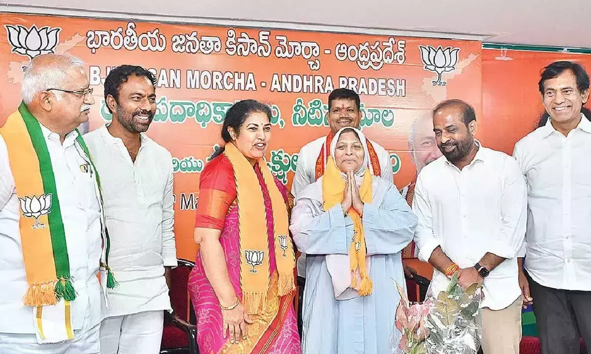 Andhra: YSRCP MLC जकिया पार्टी छोड़कर भाजपा में शामिल