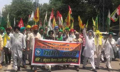 Ludhiana: संयुक्त किसान मोर्चा ने निकाला शांति मार्च Ludhiana: संयुक्त किसान मोर्चा ने निकाला शांति मार्च
