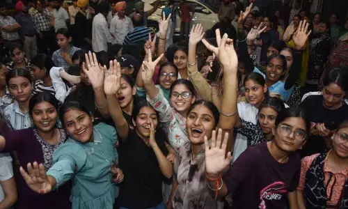 PSEB कक्षा 12, नितिन, नीलारुमा लुधियाना जिले में अव्वल PSEB कक्षा 12, नितिन, नीलारुमा लुधियाना जिले में अव्वल
