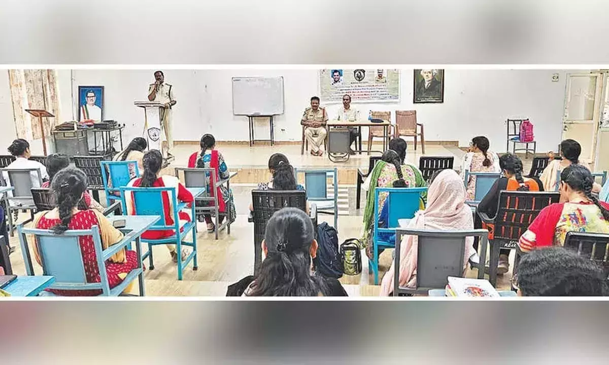 Andhra: महिलाओं से शक्ति ऐप डाउनलोड करने का आग्रह Andhra: महिलाओं से शक्ति ऐप डाउनलोड करने का आग्रह