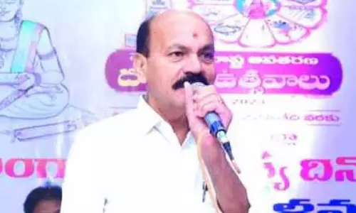 BRS विधायक चिंता प्रभाकर ने तेलंगाना सरकार से बिना शर्त गीला धान और मक्का खरीदने को कहा
