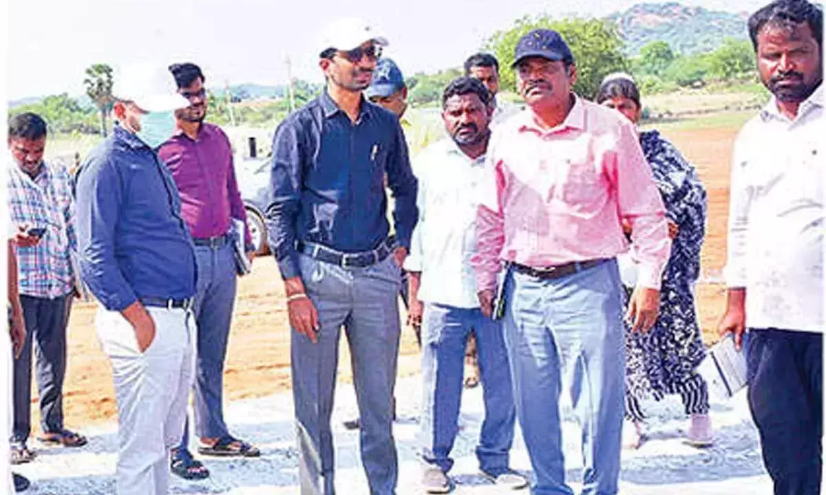 Andhra: कलेक्टर ने लोकेश के दौरे की तैयारियों का निरीक्षण किया