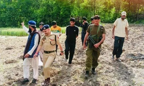 ASP पुंछ ने शाहपुर में गोलाबारी प्रभावित इलाकों का दौरा किया ASP पुंछ ने शाहपुर में गोलाबारी प्रभावित इलाकों का दौरा किया