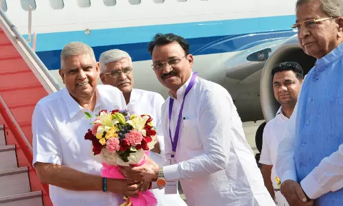 Jaipur: उपमुख्यमंत्री डॉ प्रेमचंद बैरवा ने उपराष्ट्रपति की अगवानी की Jaipur: उपमुख्यमंत्री डॉ प्रेमचंद बैरवा ने उपराष्ट्रपति की अगवानी की