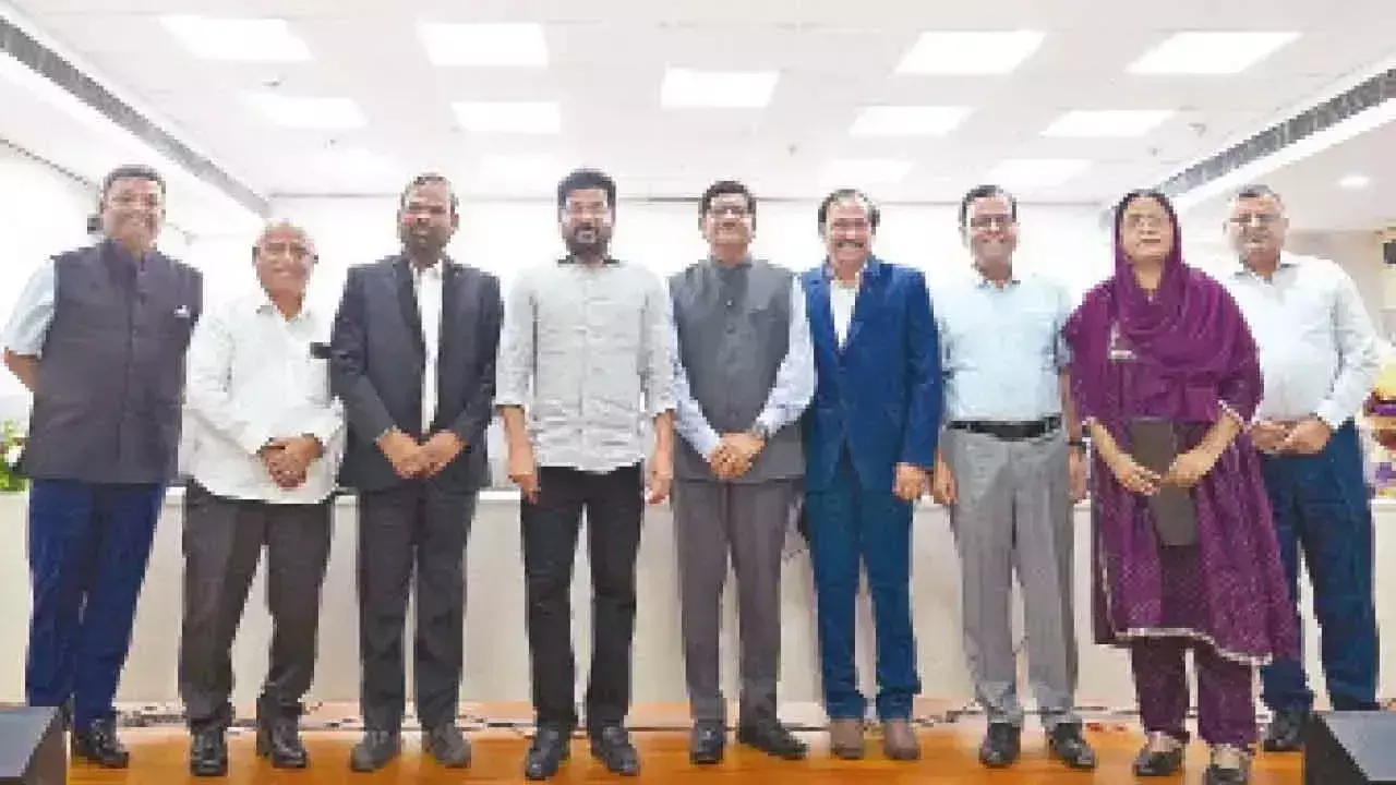 4 नए एसआईसी ने शपथ ली; सीएम रेवंत रेड्डी समारोह में शामिल हुए 4 नए एसआईसी ने शपथ ली; सीएम रेवंत रेड्डी समारोह में शामिल हुए