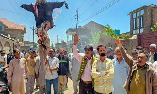 Jammu: राखे आरथ निवासियों ने पुनः सत्यापन के खिलाफ विरोध प्रदर्शन किया
