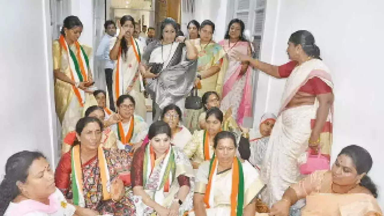 Telangana: महिला कांग्रेस नेताओं ने गांधी भवन में धरना दिया