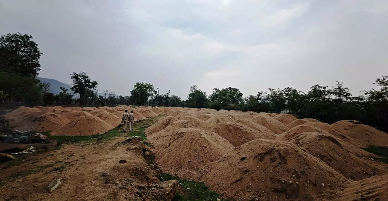 150 ट्रिप रेत का अवैध भंडारण, खनिज विभाग ने कसा शिकंजा 150 ट्रिप रेत का अवैध भंडारण, खनिज विभाग ने कसा शिकंजा