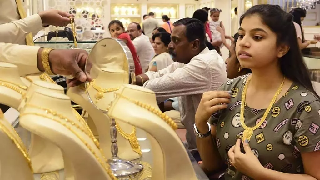 9 दिनों में सोने की कीमत में 4,380 रुपये प्रति पाउंड की गिरावट! 68,660 रुपये पर बिका 9 दिनों में सोने की कीमत में 4,380 रुपये प्रति पाउंड की गिरावट! 68,660 रुपये पर बिका