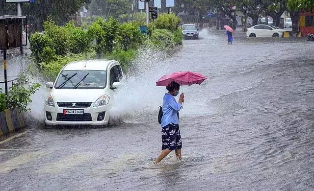 आज 7 जिलों में भारी बारिश की संभावना तमिलनाडु में तापमान में मामूली गिरावट आज 7 जिलों में भारी बारिश की संभावना तमिलनाडु में तापमान में मामूली गिरावट