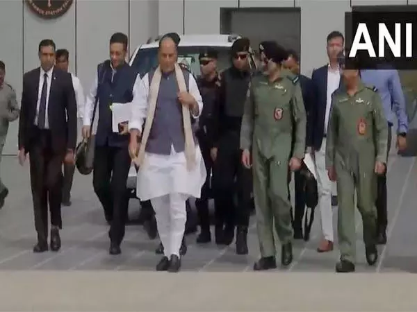 Rajnath Singh भुज वायु सेना स्टेशन के लिए रवाना हुए Rajnath Singh भुज वायु सेना स्टेशन के लिए रवाना हुए