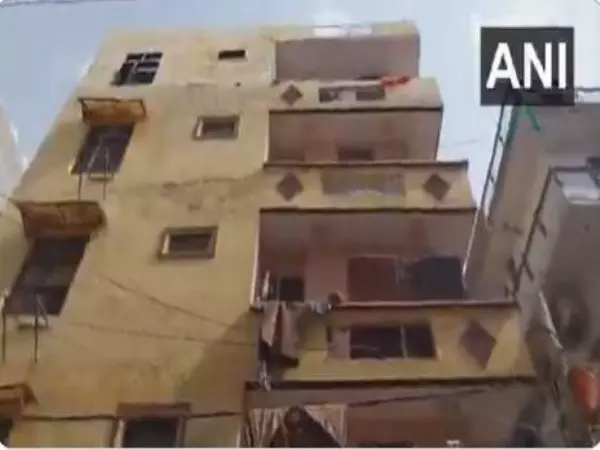 Delhi: बिहारी कॉलोनी में चार मंजिला इमारत झुकी, नगर निगम ने लोगों को हटाया Delhi: बिहारी कॉलोनी में चार मंजिला इमारत झुकी, नगर निगम ने लोगों को हटाया