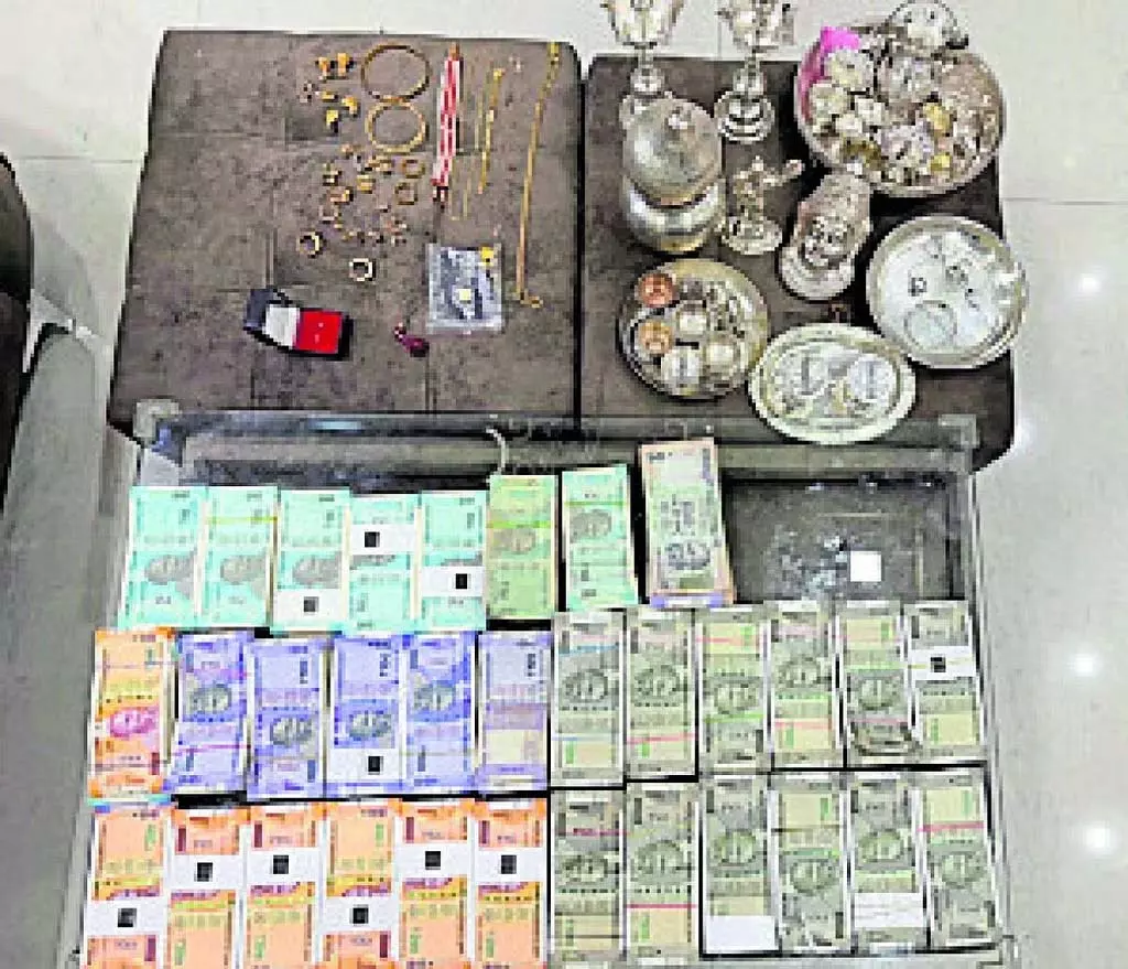 Karnataka : लोकायुक्त का छापा 7 कुबेरों की संपत्ति ₹22 करोड़ Karnataka : लोकायुक्त का छापा 7 कुबेरों की संपत्ति ₹22 करोड़