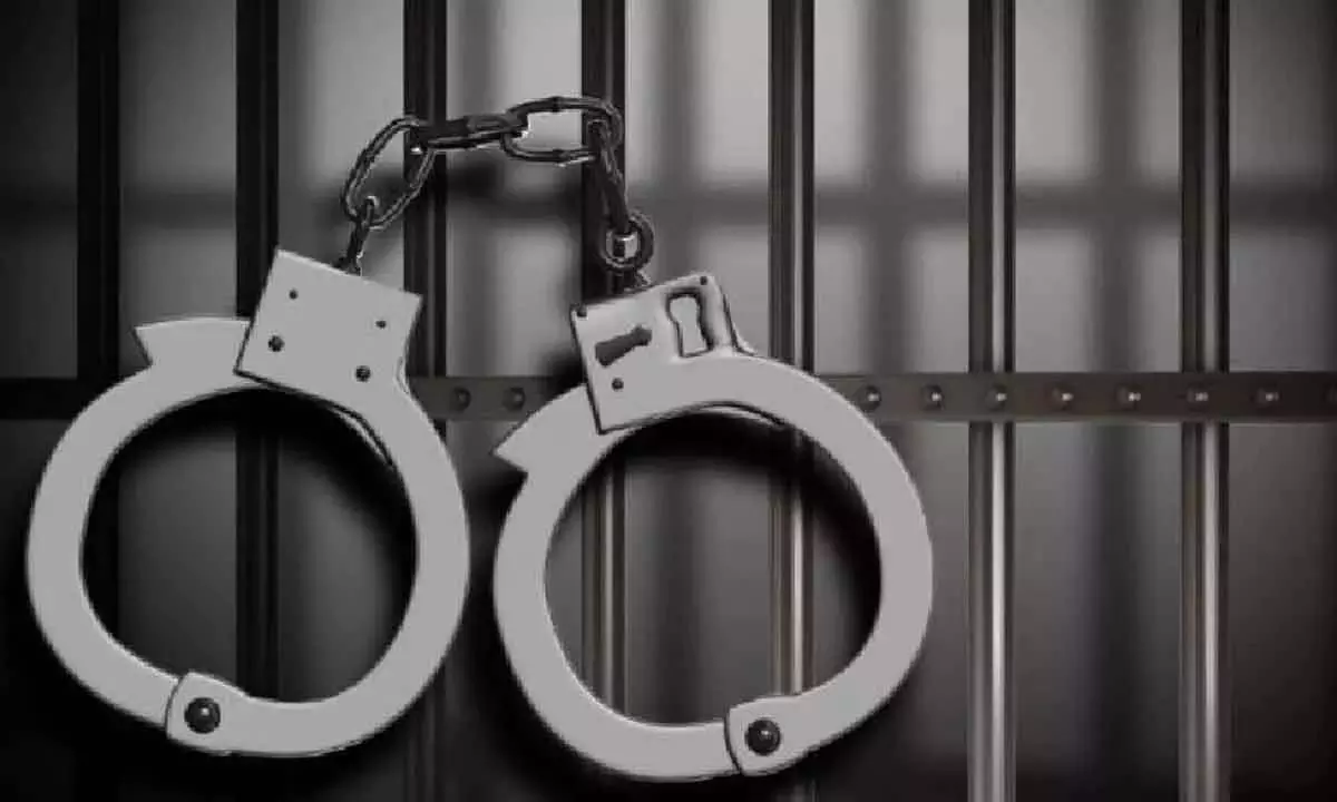 भूमि धोखाधड़ी मामले में सहायक आयुक्त के हस्ताक्षर की जालसाजी करने के आरोप में वकील गिरफ्तार भूमि धोखाधड़ी मामले में सहायक आयुक्त के हस्ताक्षर की जालसाजी करने के आरोप में वकील गिरफ्तार