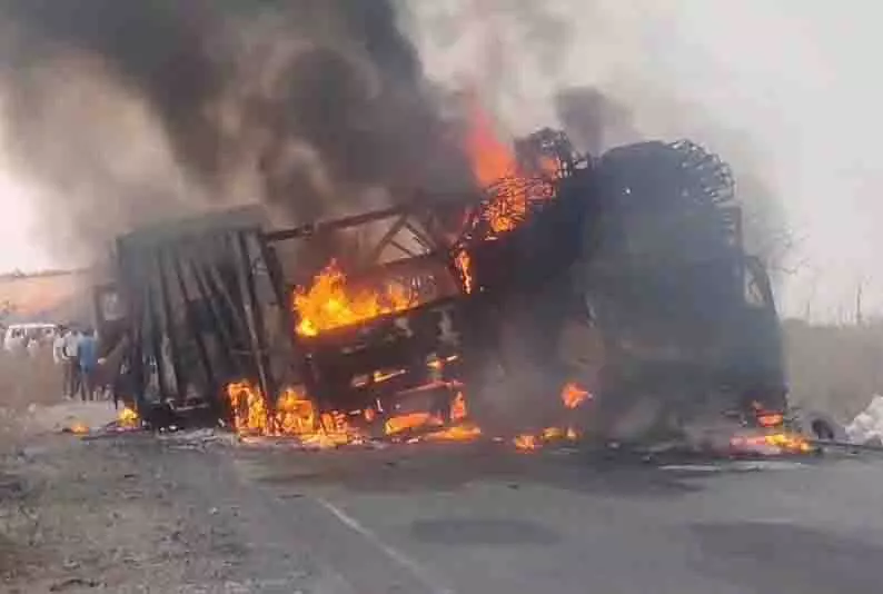 Damoh: दो ट्रकों में भीषण टक्कर के बाद लगी आग Damoh: दो ट्रकों में भीषण टक्कर के बाद लगी आग