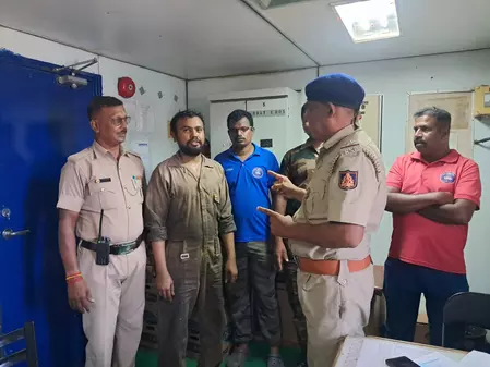 पोर्ट पर रोका गया पाकिस्तानी नागरिक, सुरक्षा एजेंसियों ने वापस भेजा पोर्ट पर रोका गया पाकिस्तानी नागरिक, सुरक्षा एजेंसियों ने वापस भेजा