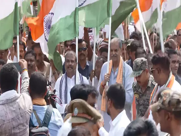 केंद्रीय मंत्री धर्मेंद्र प्रधान ने Odisha के संबलपुर में सशस्त्र बलों के लिए तिरंगा यात्रा का नेतृत्व किया केंद्रीय मंत्री धर्मेंद्र प्रधान ने Odisha के संबलपुर में सशस्त्र बलों के लिए तिरंगा यात्रा का नेतृत्व किया