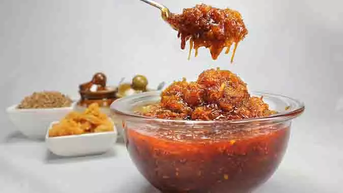 Mango Pickle : इस रेसिपी से बनाएं कच्चे आम का खट्टा-मीठा अचार Mango Pickle : इस रेसिपी से बनाएं कच्चे आम का खट्टा-मीठा अचार