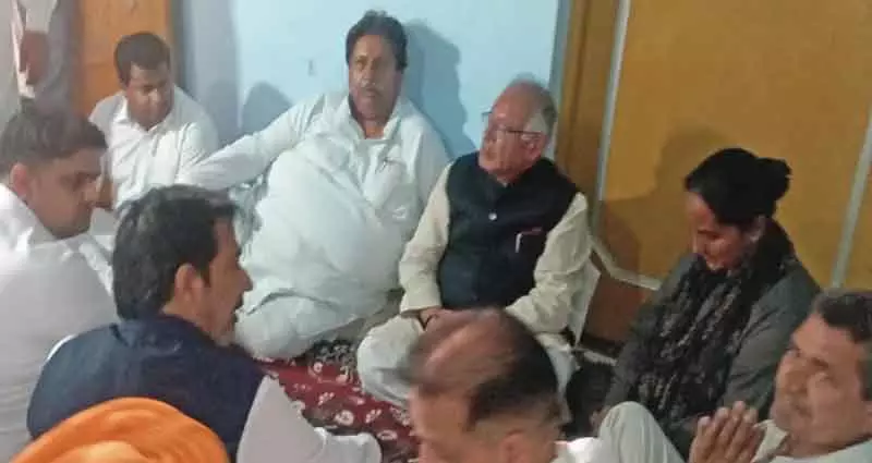 कांग्रेस नेताओं ने अधिकारी के शोक संतप्त परिवार के प्रति संवेदना व्यक्त की कांग्रेस नेताओं ने अधिकारी के शोक संतप्त परिवार के प्रति संवेदना व्यक्त की
