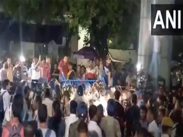 SSC शिक्षकों के विरोध प्रदर्शन और पुलिस कर्मियों के बीच झड़प में शिक्षक घायल SSC शिक्षकों के विरोध प्रदर्शन और पुलिस कर्मियों के बीच झड़प में शिक्षक घायल