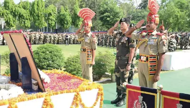 BSF महानिदेशक ने गोलाबारी में शहीद हुए दो जवानों को श्रद्धांजलि दी BSF महानिदेशक ने गोलाबारी में शहीद हुए दो जवानों को श्रद्धांजलि दी