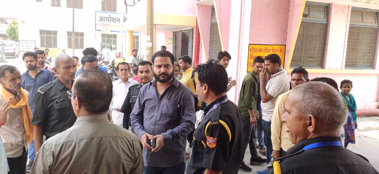Bareill: जिला अस्पताल में पार्किंग को लेकर हंगामा Bareill: जिला अस्पताल में पार्किंग को लेकर हंगामा