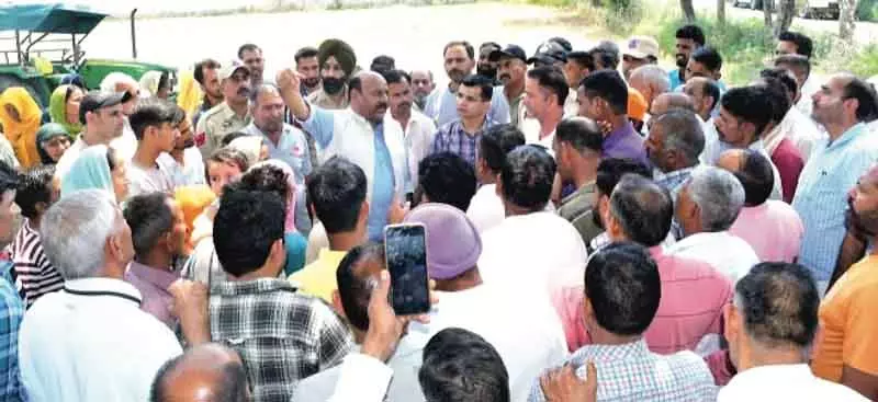सीमावर्ती निवासियों के साथ मजबूती से खड़ी है सरकार: उपमुख्यमंत्री सीमावर्ती निवासियों के साथ मजबूती से खड़ी है सरकार: उपमुख्यमंत्री