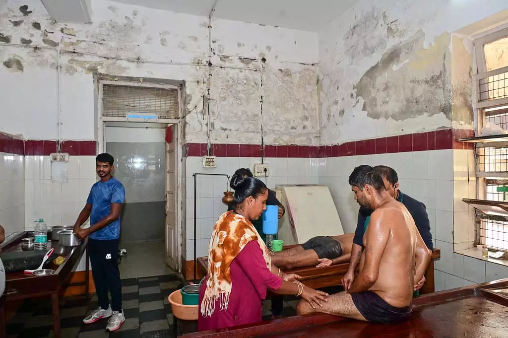 सरकारी आयुर्वेद अस्पताल: टूटी बेंच, टपकती छत सरकारी आयुर्वेद अस्पताल: टूटी बेंच, टपकती छत