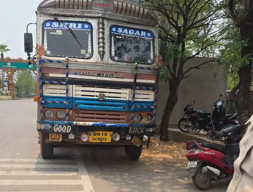 तेलीबांधा चौक में ट्रक ने स्कूटी सवार छात्रा को मारी ठोकर तेलीबांधा चौक में ट्रक ने स्कूटी सवार छात्रा को मारी ठोकर